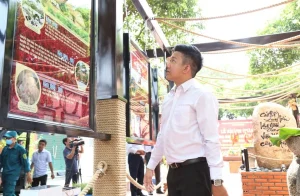 Khu vực trưng bày tích hợp mã QR để người dân tra cứu thêm thông tin trên điện thoại. Mô hình này nằm trong chủ trương của TP.HCM về xây dựng hệ thống không gian văn hóa Hồ Chí Minh tại nhiều địa điểm công cộng, cơ quan và khu dân cư, nhằm đưa nội dung lịch sử, tư tưởng của Bác hiện diện thường xuyên trong đời sống đô thị. Ảnh: Báo Tiền Phong.