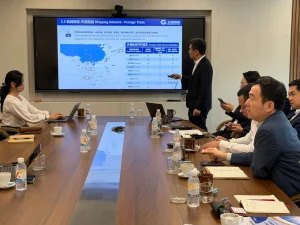 Cảng Sài Gòn tăng cường hợp tác quốc tế, nâng cao năng lực khai thác gắn với chuyển đổi số 2 Đại diện GUANGXI BEIBU GULF PORT BIG DATA TECHNOLOGY CO., LTD. chia sẻ về mạng lưới vận tải biển quốc tế và năng lực kết nối tuyến.