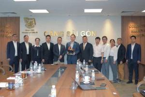 Cảng Sài Gòn tăng cường hợp tác quốc tế, nâng cao năng lực khai thác gắn với chuyển đổi số 4 Lãnh đạo VIMC và đại diện Cảng Sài Gòn trao tặng quà lưu niệm cho đối tác nhân dịp năm Bính Ngọ.