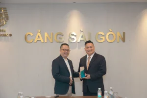 Cảng Sài Gòn tăng cường hợp tác quốc tế, nâng cao năng lực khai thác gắn với chuyển đổi số 5 Ông Nguyễn Lê Chơn Tâm (trái) - Tổng giám đốc - trao tặng quà lưu niệm, thể hiện sự trân trọng và ghi nhận sự quan tâm, đồng hành của VIMC trong quá trình phát triển của Cảng Sài Gòn.