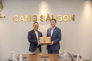 Cảng Sài Gòn tăng cường hợp tác quốc tế, nâng cao năng lực khai thác gắn với chuyển đổi số 6 Đại diện đối tác đến từ Trung Quốc trao tặng quà lưu niệm cho Cảng Sài Gòn, thể hiện mong muốn tăng cường quan hệ hợp tác giữa các bên.