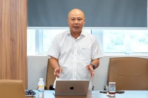 Đồng chí Vũ Thành Trung - Đảng ủy viên, Giám đốc Trung tâm điều hành khai thác khu vực Tân Thuận - đề cập những vấn đề đặt ra trong thực tiễn sản xuất trong thời gian tới.