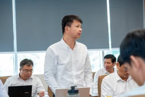 Đồng chí Nguyễn Uyên Minh - Đảng ủy viên, Phó Tổng giám đốc - nêu các giải pháp nhằm tối ưu khai thác và gia tăng hiệu quả hoạt động tại Cảng Sài Gòn.