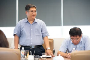 Đồng chí Nguyễn Kim Tiến - Ủy viên Ban Thường vụ Đảng ủy, Phó Chủ tịch Công đoàn - tham gia ý kiến liên quan đến công tác chăm lo người lao động và bảo đảm điều kiện làm việc tại Cảng Sài Gòn.