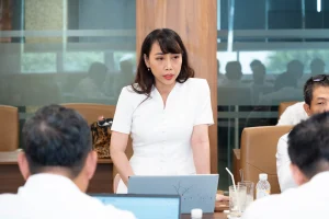 Đồng chí Đỗ Thị Thanh Thủy - Trưởng Ban Kiểm toán nội bộ VIMC, Thành viên Hội đồng quản trị Cảng Sài Gòn - trao đổi các nội dung liên quan đến công tác kiểm soát, giám sát trong tổ chức thực hiện.