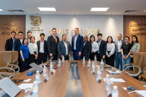 Ông Huỳnh Văn Cường (giữa) - Chủ tịch Hội đồng quản trị - cùng đại diện Cảng Sài Gòn vui mừng đón tiếp Đoàn công tác Thụy Điển đến thăm và làm việc.