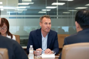 Mr. Marcus Persson - Tham tán Thương mại Đại Sứ quán Thụy Điển tại Việt Nam - đề xuất các cơ hội hợp tác với Cảng Sài Gòn trong các dự án sắp tới.