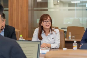 Bà Nguyễn Thị Thanh - Quản lý khách hàng chiến lược của Axis Communication - cung cấp các giải pháp tự động hóa thiết bị giám sát hình ảnh theo video.