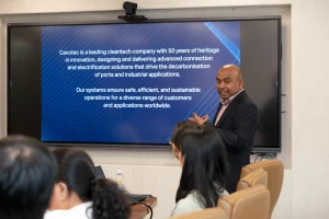 Mr. Chantharan Ramasamy - Giám đốc khu vực Đông Nam Á của Cavotec - trình bày các giải pháp neo tàu tự động và cung cấp nguồn điện cho tàu, góp phần thúc đẩy giảm phát thải và phát triển cảng theo hướng bền vững.