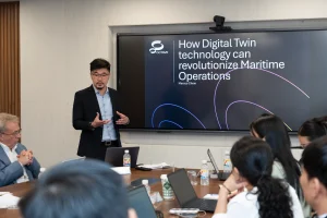 Mr. Marcus Chow - Quản lý Kinh doanh khu vực Đông Nam Á của Hexagon SIG - làm rõ công nghệ digital twin, phát triển các ứng dụng tích hợp đa nền tảng cho hệ thống quản lý giám sát cảng, tàu, bãi trên công nghệ 3D.