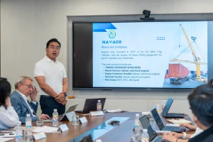 Mr. Nguyen Nguyen - Giám đốc Navaco (đơn vị phân phối Timars) - trao đổi về giải pháp khung chụp cho container overheight.