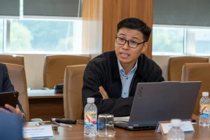 Ông Phạm Hoàng Linh - Chuyên viên Ban Chuẩn bị dự án Cảng trung chuyển quốc tế Cần Giờ - đặt ra các vấn đề chuyên môn nhằm làm rõ khả năng ứng dụng các giải pháp công nghệ vào thực tiễn triển khai.