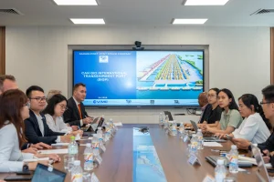 Đại diện Cảng Sài Gòn giới thiệu tổng quan về dự án Cảng trung chuyển quốc tế Cần Giờ, cùng định hướng phát triển và tiềm năng kết nối quốc tế.