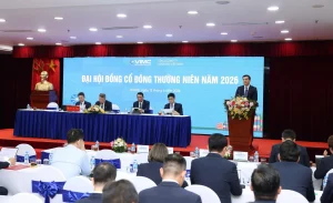 Đại hội cổ đông VIMC năm 2026: Định hình chiến lược phát triển dài hạn, tăng tốc đầu tư các dự án cảng biển quy mô lớn 1 Trưởng Ban Kiểm soát VIMC, Lương Đình Minh trình bày về kế hoạch kinh doanh năm 2026