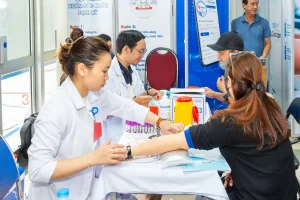 Chăm lo sức khỏe người lao động, bảo đảm hoạt động khai thác an toàn tại Cảng Sài Gòn 2 Nhân viên y tế thực hiện lấy mẫu xét nghiệm.