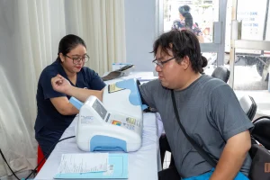 Chăm lo sức khỏe người lao động, bảo đảm hoạt động khai thác an toàn tại Cảng Sài Gòn 3 CBCNV Cảng Sài Gòn được kiểm tra huyết áp trong đợt khám sức khỏe.