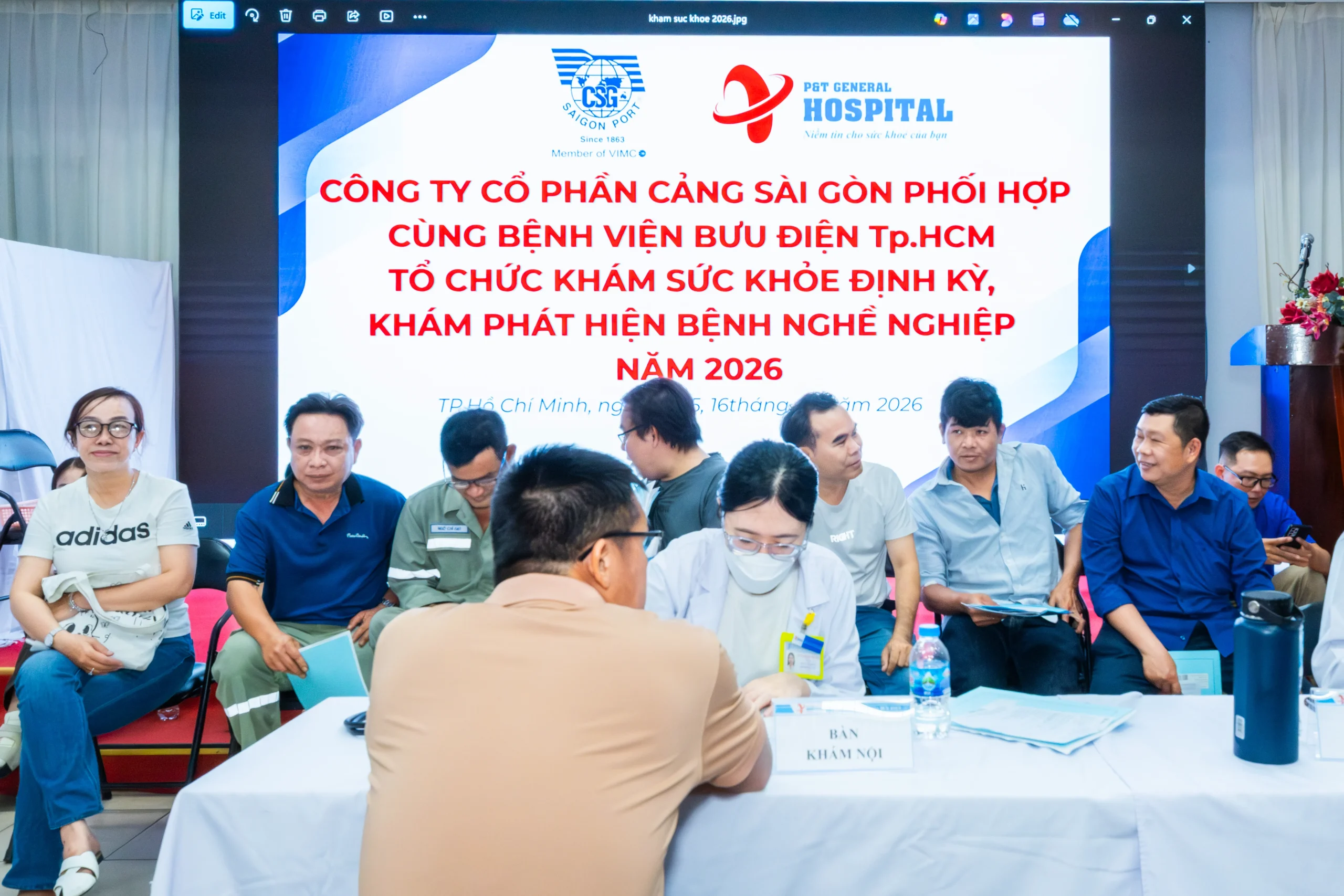 Hoạt động khám sức khỏe định kỳ và tầm soát bệnh nghề nghiệp năm 2026 được tổ chức tại Hội trường Văn phòng Điều hành.