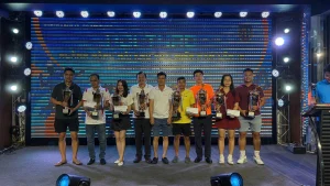 Bộ đôi Trương Hoàng Long - Nguyễn Hữu Hiếu (thứ ba và thứ tư, từ phải sang) ghi dấu ấn với thành tích cao tại nội dung đôi nam môn cầu lông.