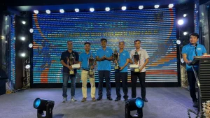 Ông Trịnh Minh Phụng (thứ hai, từ trái sang) cùng đồng đội vinh dự nhận giải bộ môn bida song tô.