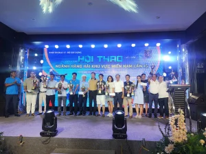 Cặp đôi Nguyễn Ngọc Duy - Huỳnh Thị Mỹ An (thứ năm và thứ bảy, từ phải sang) nhận giải nội dung đôi nam nữ môn pickleball.