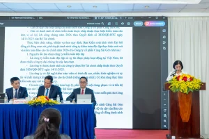 Bà Vũ Thị Phương Thảo - Thành viên Hội đồng quản trị Cảng Sài Gòn - trình Đại hội về việc ủy quyền Hội đồng quản trị lựa chọn đơn vị kiểm toán các báo cáo tài chính năm 2026.