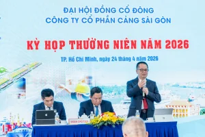 Ông Nguyễn Lê Chơn Tâm - đại diện Đoàn Chủ tịch - trả lời các câu hỏi của quý cổ đông.