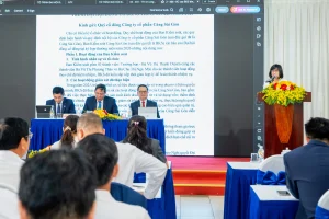 Bà Vũ Thị Thanh Duyên - Trưởng Ban Kiểm soát Cảng Sài Gòn - trình báo cáo của Ban Kiểm soát đến quý cổ đông.