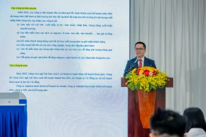 Ông Nguyễn Lê Chơn Tâm - Tổng giám đốc Cảng Sài Gòn - trình Đại hội kết quả sản xuất - kinh doanh năm 2025 và kế hoạch năm 2026.