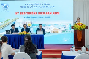 Bà Trần Thu Giang - Trưởng phòng Phòng Tài chính - Kế toán Cảng Sài Gòn - trình Đại hội về việc trích lập các quỹ năm 2025.