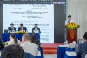 Ông Nguyễn Thành Nam - Thành viên Hội đồng quản trị - trình Đại hội thông qua sửa đổi, bổ sung Điều lệ, Quy chế nội bộ của Hội đồng quản trị Cảng Sài Gòn.