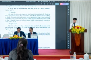 Ông Nguyễn Uyên Minh - Phó Tổng giám đốc Cảng Sài Gòn - trình Đại hội về chủ trương tại các công ty có vốn góp chi phối trong năm 2026.