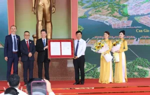 Phó Bí thư Thành ủy, Chủ tịch HĐND TPHCM Võ Văn Minh trao chứng nhận đầu tư dự án Cảng trung chuyển quốc tế Cần Giờ - Ảnh: VGP/LA