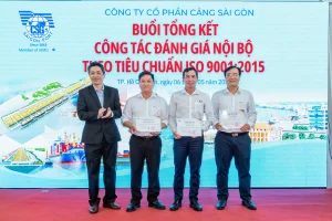 Các đánh giá viên nội bộ nhận Giấy chứng nhận hoàn thành chương trình đào tạo ISO 9001:2015 từ Ban ISO Cảng Sài Gòn.