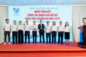 Các đánh giá viên nội bộ nhận Giấy chứng nhận hoàn thành chương trình đào tạo ISO 9001:2015 từ Ban ISO Cảng Sài Gòn.