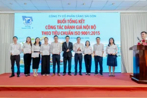 Các đánh giá viên nội bộ nhận Giấy chứng nhận hoàn thành chương trình đào tạo ISO 9001:2015 từ Ban ISO Cảng Sài Gòn.