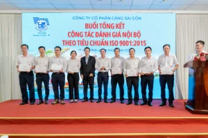 Các đánh giá viên nội bộ nhận Giấy chứng nhận hoàn thành chương trình đào tạo ISO 9001:2015 từ Ban ISO Cảng Sài Gòn.