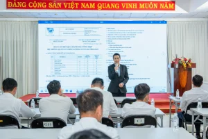Ông Hà Thanh Thiên - đại diện đơn vị tư vấn thuộc Công ty TNHH Tư vấn, Đào tạo, Công nghệ Thiên Hà AI - hướng dẫn hoàn thiện hồ sơ, tài liệu đánh giá nội bộ theo tiêu chuẩn ISO 9001:2015.