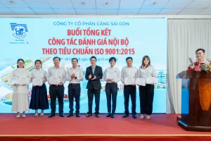Các đánh giá viên nội bộ nhận Giấy chứng nhận hoàn thành chương trình đào tạo ISO 9001:2015 từ Ban ISO Cảng Sài Gòn.