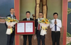Tổng giám đốc VIMC, Lê Anh Sơn đại diện liên danh nhà đầu tư cảng trung chuyển quốc tế Cần Giờ nhận quyết định chấp thuận đầu tư sáng 29/4/2026