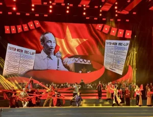 Tiết mục ca ngợi Chủ tịch Hồ Chí Minh trong một chương trình nghệ thuật do Thành phố tổ chức.
