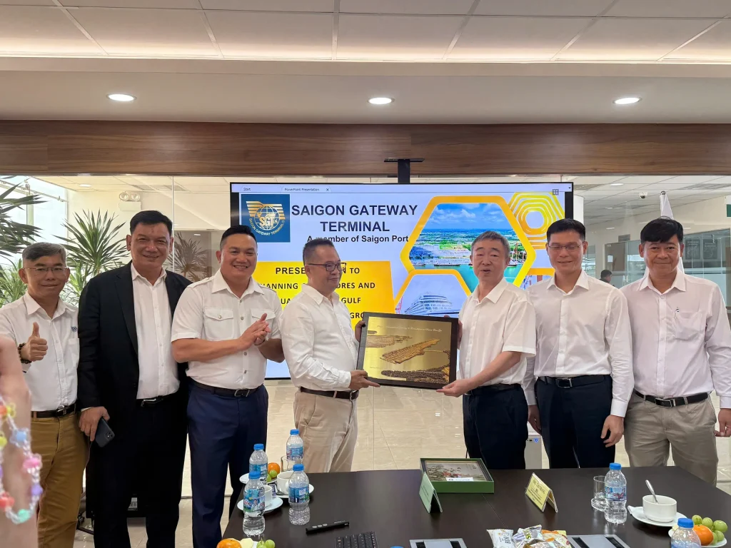 Đại diện Cảng Sài Gòn và Cảng Cửa ngõ Sài Gòn trao tặng quà lưu niệm tới đoàn công tác, bày tỏ mong muốn tăng cường hợp tác trong thời gian tới.