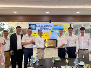 Đại diện Cảng Sài Gòn và Cảng Cửa ngõ Sài Gòn trao tặng quà lưu niệm tới đoàn công tác, bày tỏ mong muốn tăng cường hợp tác trong thời gian tới.