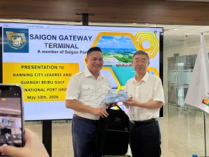 Ông Lê Quang Trung trao tặng quà lưu niệm của VIMC tới đoàn công tác Thành phố Nam Ninh trong khuôn khổ chương trình làm việc.