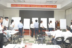 Các học viên xây dựng và trình bày những thành tựu và thách thức thực tế theo định hướng lấy khách hàng làm trung tâm.