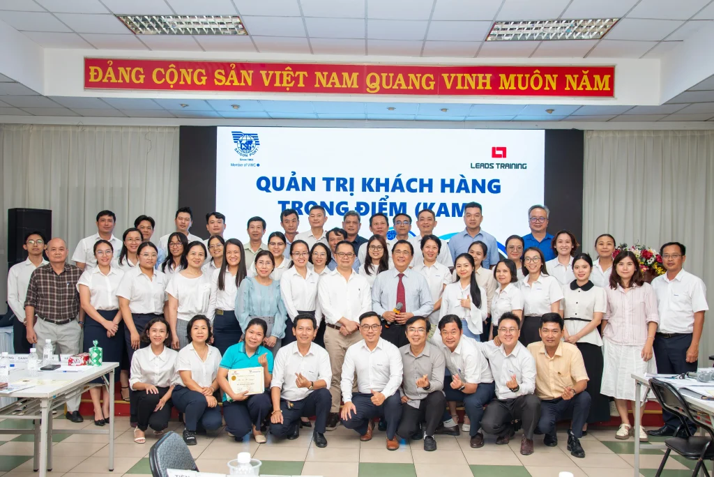 Tập thể CBCNV Cảng Sài Gòn và các doanh nghiệp thành viên chụp ảnh lưu niệm sau, thể hiện tinh thần đổi mới tư duy, nâng cao năng lực quản trị và quyết tâm đồng hành cùng Cảng Sài Gòn trong giai đoạn mới.
