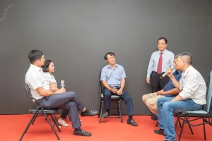 Đội ngũ cán bộ từ Trung tâm điều hành khai thác khu vực Tân Thuận (phải) và Bà Rịa - Vũng Tàu (trái) tham gia trao đổi, tranh luận về quy trình xử lý tình huống thực tế nhằm tìm ra phương án phối hợp hiệu quả, phù hợp với đặc thù từng đơn vị.