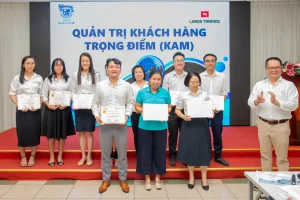 Tổng giám đốc Nguyễn Lê Chơn Tâm trao chứng chỉ hoàn thành khóa đào tạo “Chiến lược quản trị khách hàng trọng điểm và đồng kiến tạo giá trị B2B” cho các học viên.