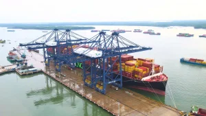 Cảng SSIT đón thành công chuyến tàu đầu tiên của tuyến dịch vụ ZXB được khai thác bởi hãng tàu ZIM - kết nối thương mại với khu vực Bờ Đông Mỹ 2 snapedit 1780027920143 0