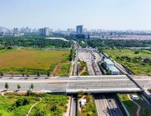 Hướng tuyến đường sắt Bến Thành - Thủ Thiêm dự kiến đi dọc hầm Thủ Thiêm - đường Mai Chí Thọ (phía bãi đất trống bên trái ảnh) - Ảnh: CHÂU TUẤN