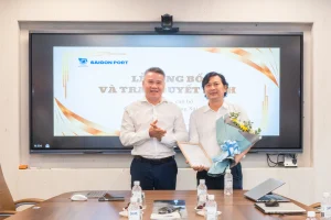 Ông Nguyễn Cảnh Tĩnh trao Quyết định bổ nhiệm ông Chu Ngọc Sơn giữ chức vụ Kế toán trưởng Cảng Sài Gòn.